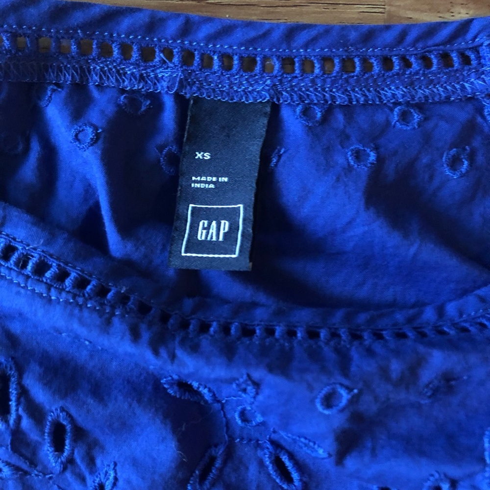 Excellent condition Gap eyelet top - Picture 2 of 6